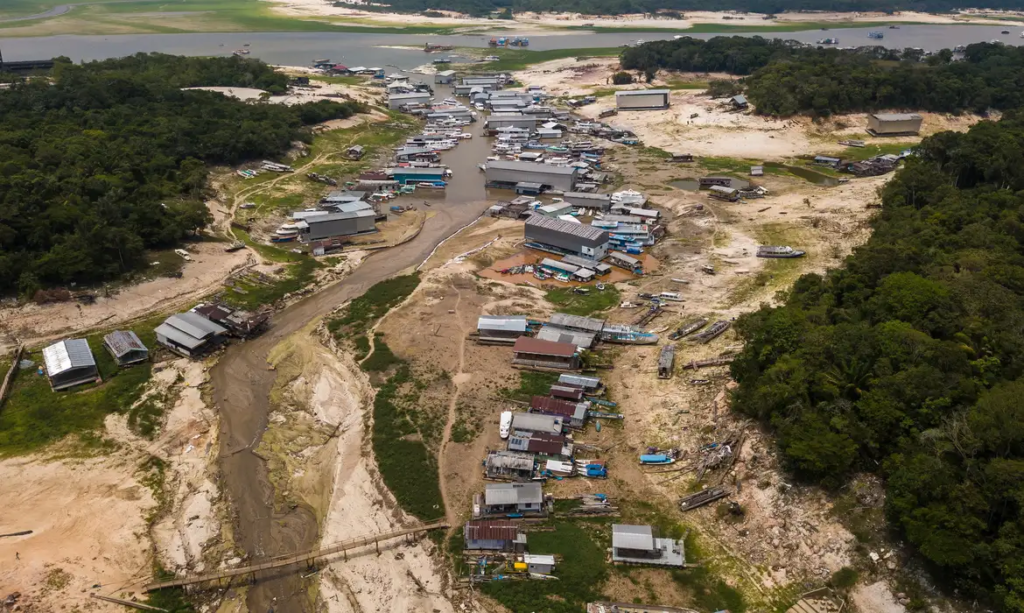 Com o agravamento da estiagem em boa parte da região, inclusive em áreas metropolitanas e do litoral, os esforços para garantir o fornecimento hídrico a moradores e visitantes se intensificaram.