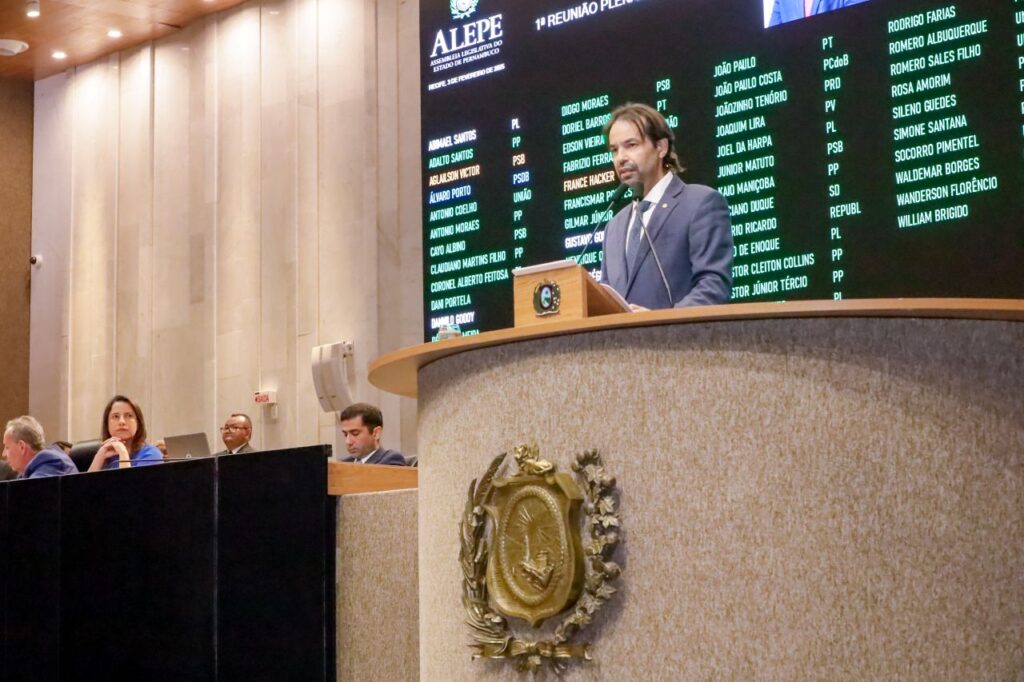 A governadora Raquel Lyra fixou o olhar em Diogo Moraes durante todo o discurso dele Foto: Amaro Lima/Alepe