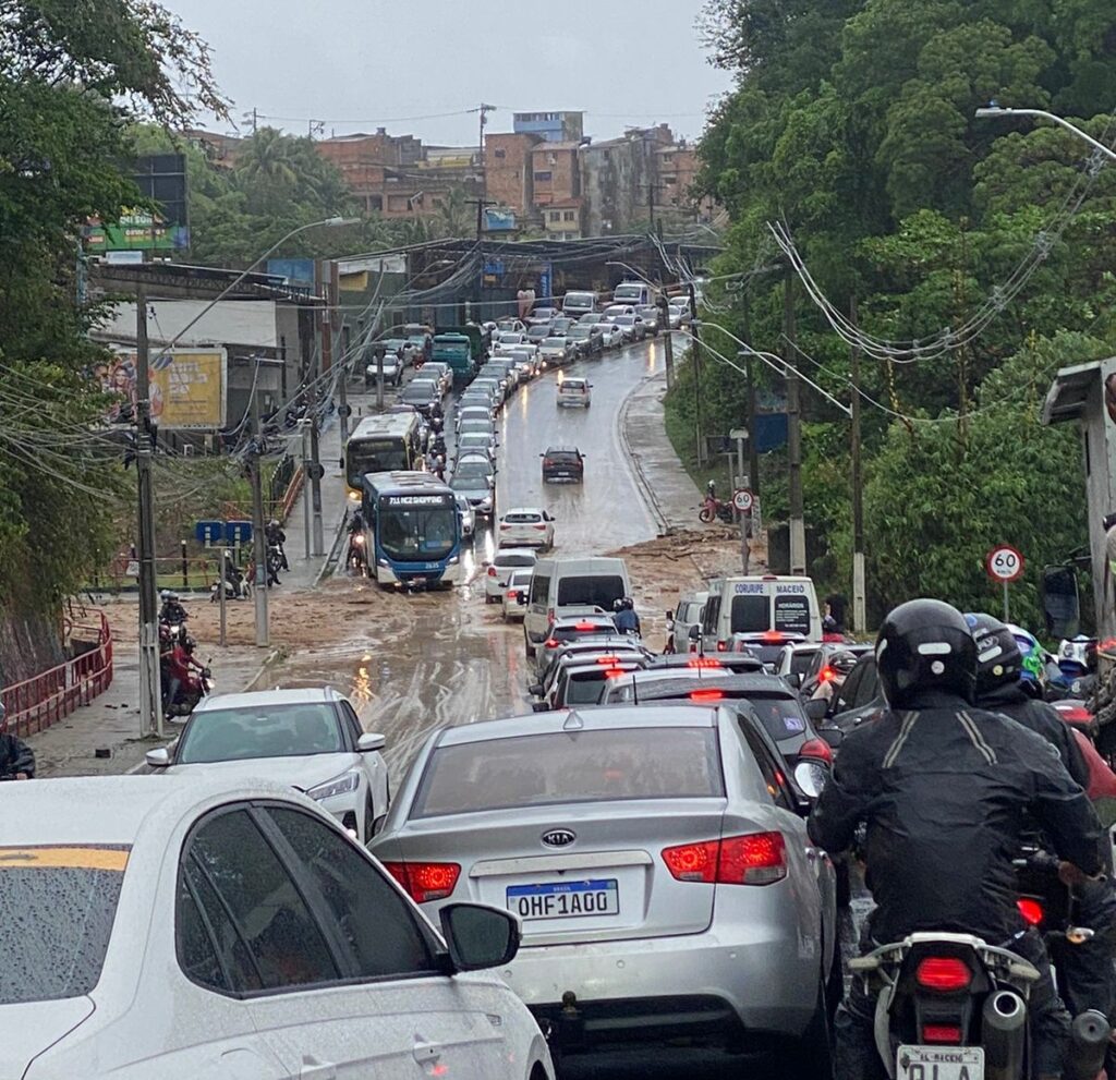 Chuva e trânsito em Maceió