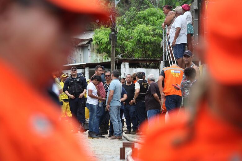 Chuvas no Recife morte de mãe e filha no Córrego da Bica, Zona Norte