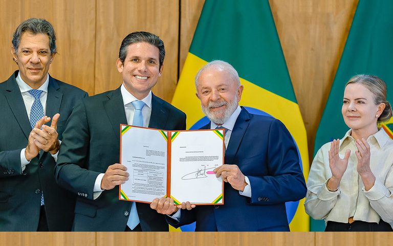 Lula presidente da Câmara dos Deputados Hugo Motta entrega proposta IR