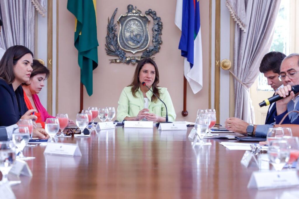 A governadora Raquel Lyra recebeu os prefeitos da Região Metropolitana para tratar das questões comuns aos municúpios Foto: Yacy Ribeiro/Secom