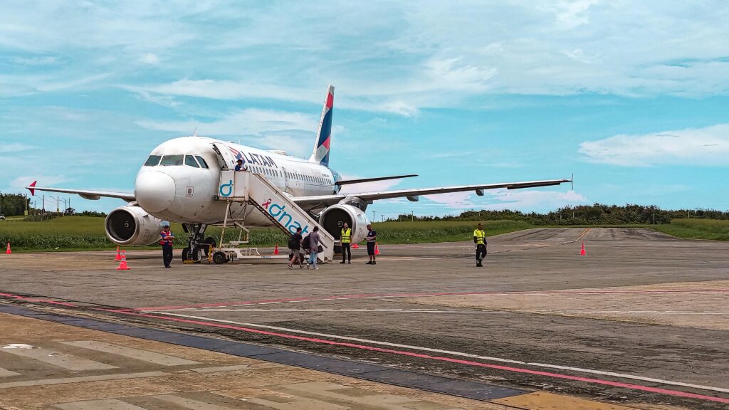 Avião turbojato da Latam aterrisou na manhã desta quarta-feira, no Aeroporto de Noronha Foto: Acervo ATDEFN