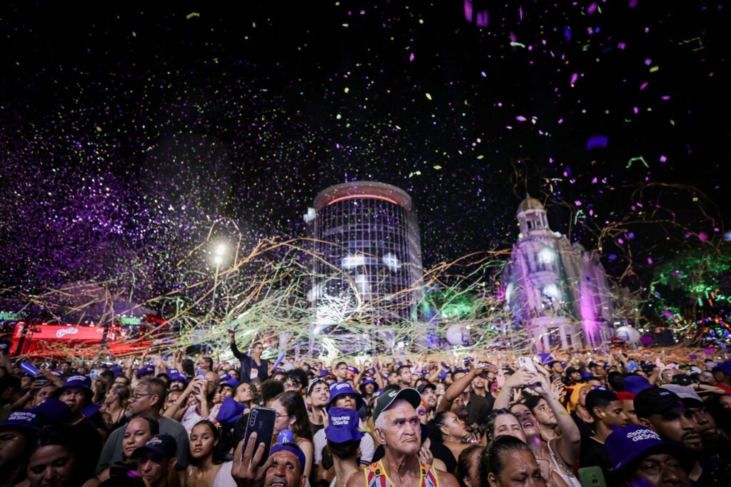 O domingo de Carnaval registrou o maior público no Marco Zero, com número estimado em 200 mil Foto: Edson Holanda/PCR