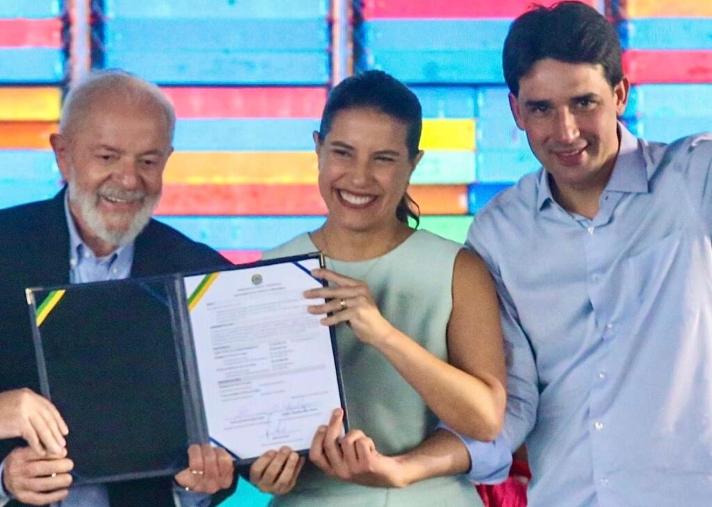 Presidente Lula, Raquel Lyra e Silvio Filho assinam a licitação do Aeroporto de Caruaru em abril Foto: Divulgação