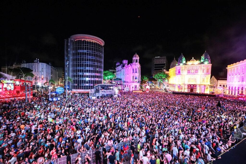 Principal palco da festa, a Praça do Marco Zero ficou lotada durante os seis dias de show, durante o Carnaval do Recife Foto: Divulgação