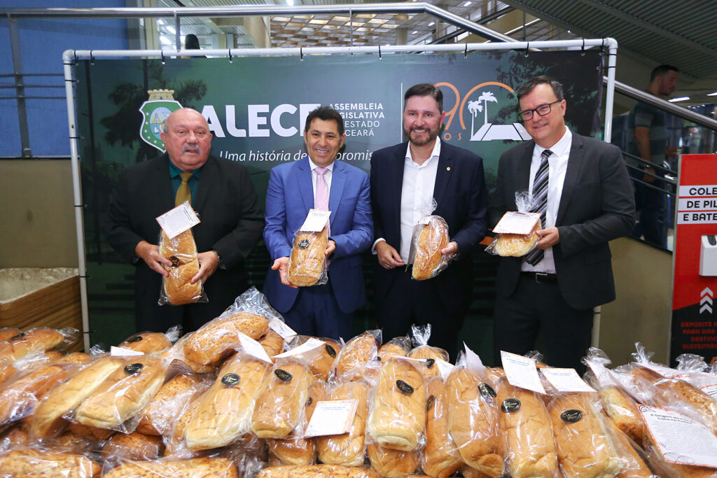 Na Alece, durante o anúncio, o pão de coco foi distribuído para quem estava presente - Foto: Pedro Albuquerque/Alece