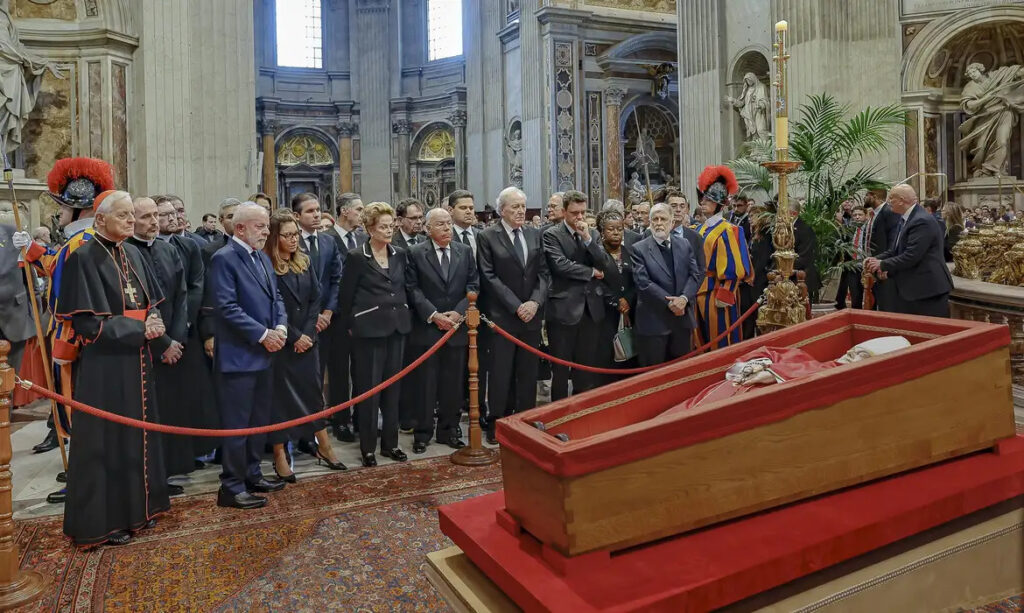 O presidente Luiz Inácio Lula da Silva esteve, nesta sexta-feira (25), na Basílica de São Pedro, no Vaticano, para prestar homenagem ao papa Francisco, que morreu na segunda-feira (21