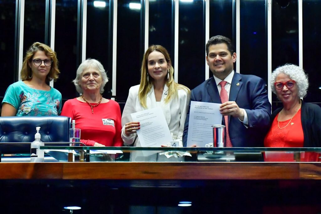 O presidente do Senado, Davi Alcolumbre, recebeu o manifesto Navegar é Preciso e Regulamentar as Redes Também Foto :Andressa Anholete/Agência Senado