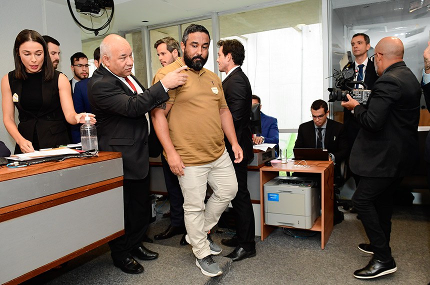 CPI das Bets Policiais legislativos conduzem o empresário Daniel Pardim Tavares Lima após o pedido de prisão em flagrante