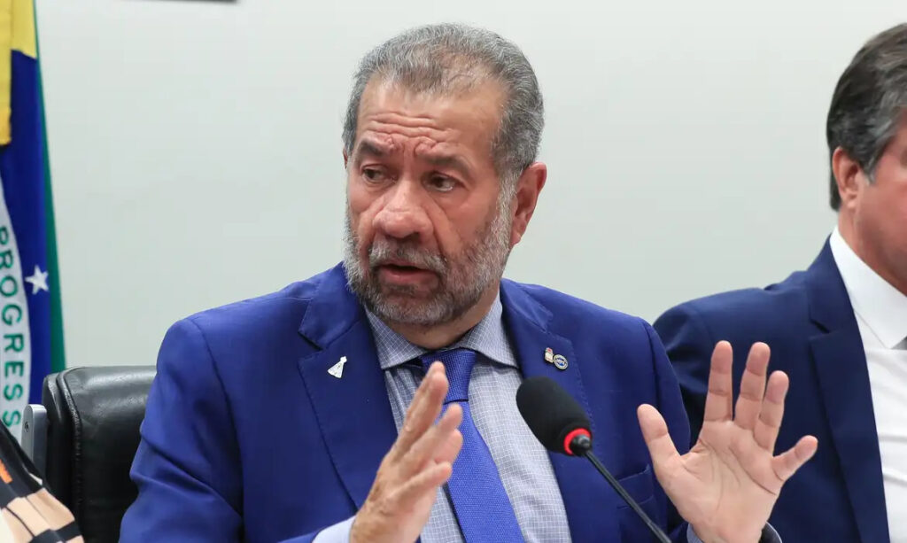 ministro da Previdência Social, Carlos Lupi, em depoimento na Câmara dos Deputados