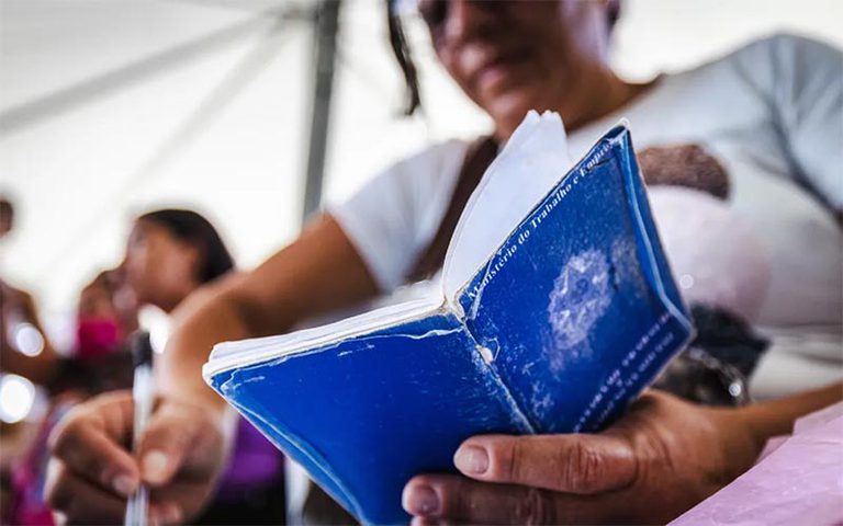 Caged empregos formais contratações carteira assinada Ministério do Trabalho