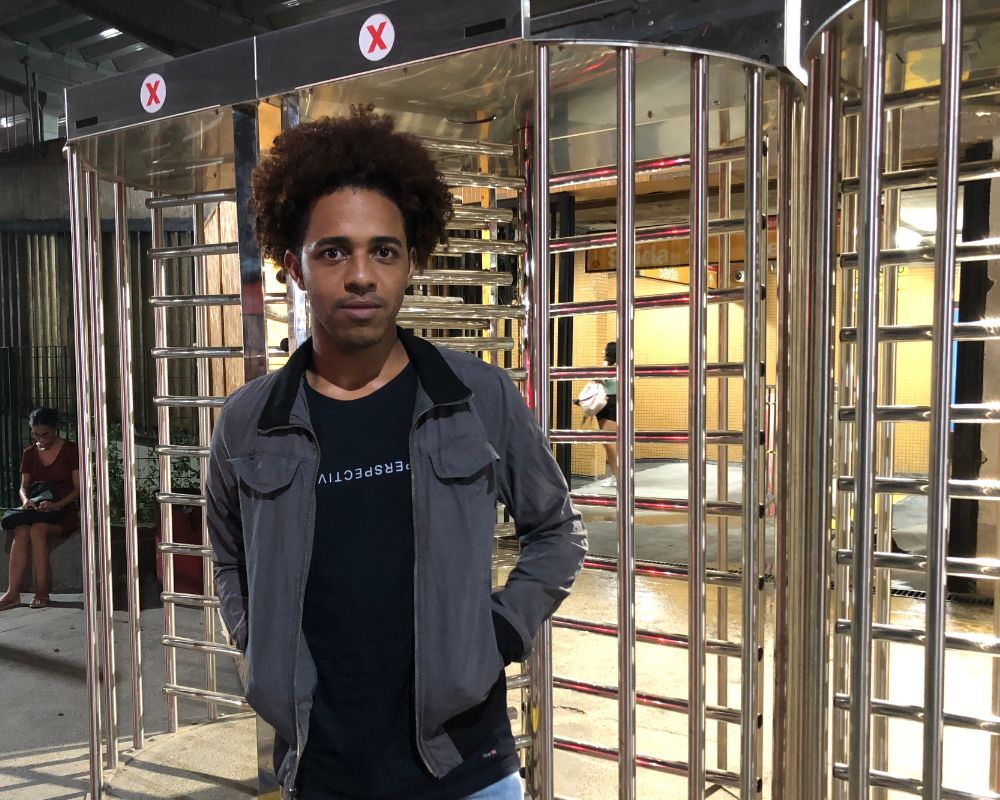 Usuários do metrô do Recife relatam que tempo de viagem mais que dobrou após a paralisação aos domingos.