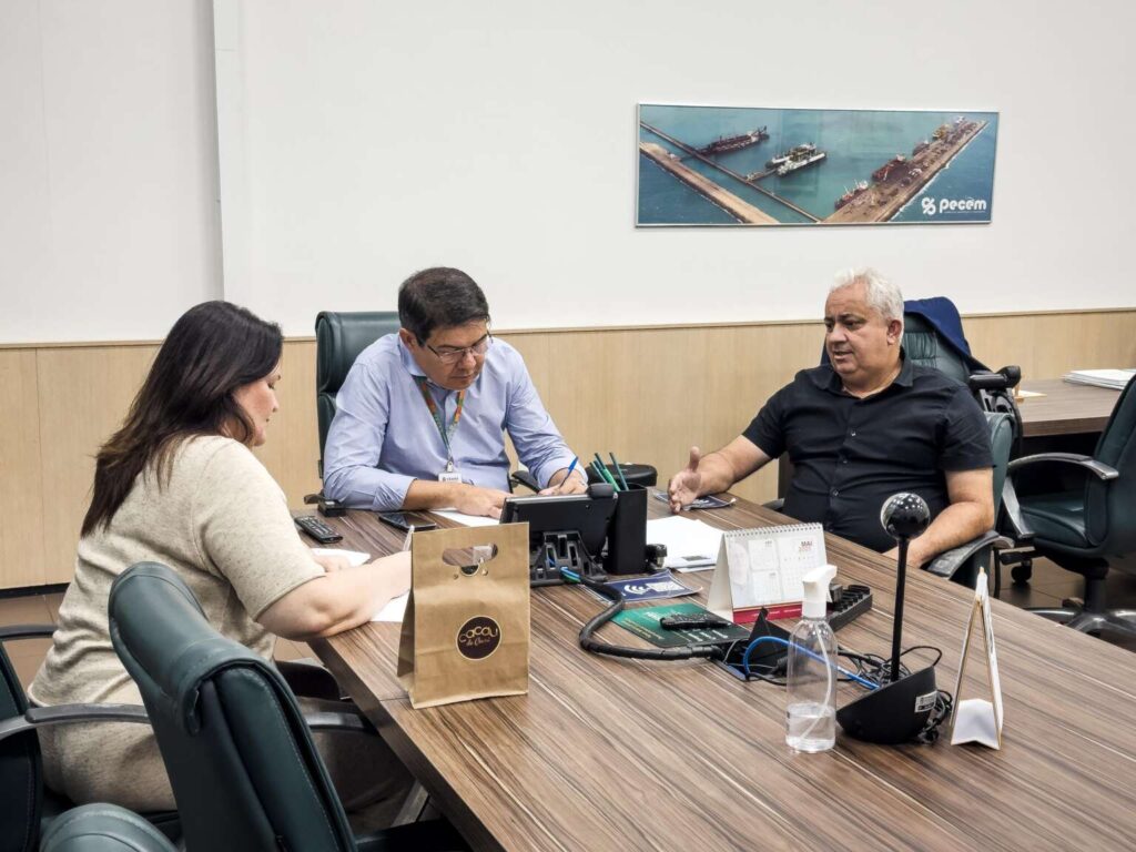 Silvio Carlos Ribeiro, secretário executivo do Agronegócio do Ceará, se reuniu recentemente com produtores de cacau locais - Foto: Ascom SDE/Divulgação