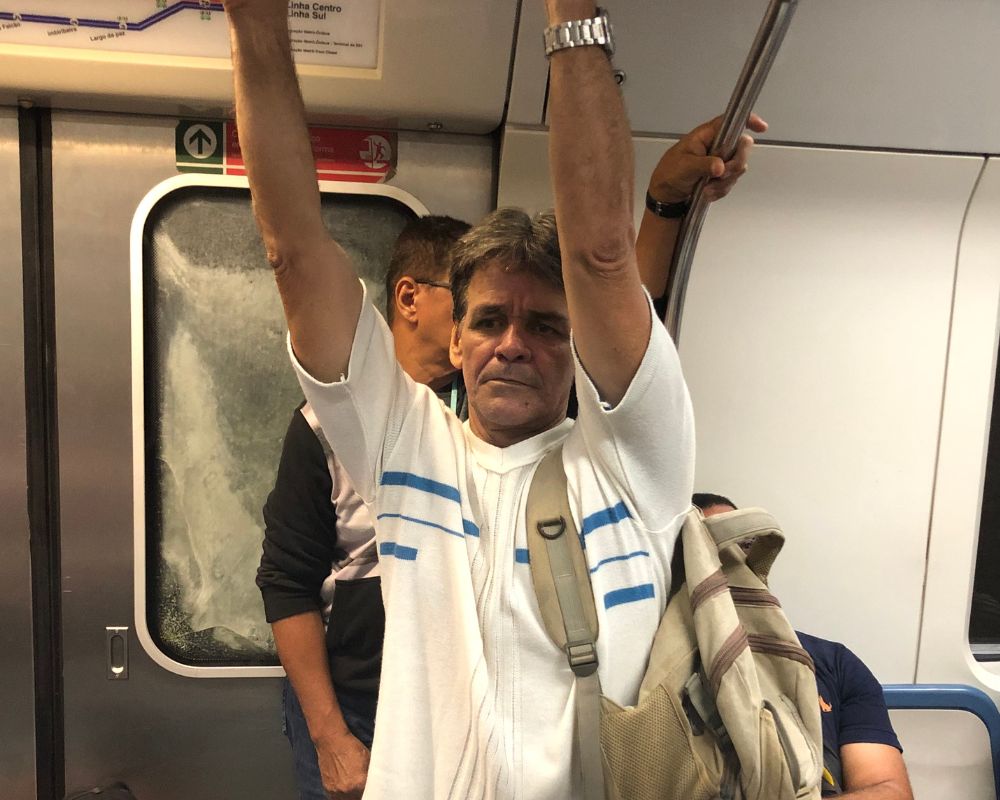 Usuários do metrô do Recife relatam que tempo de viagem mais que dobrou após a paralisação aos domingos.