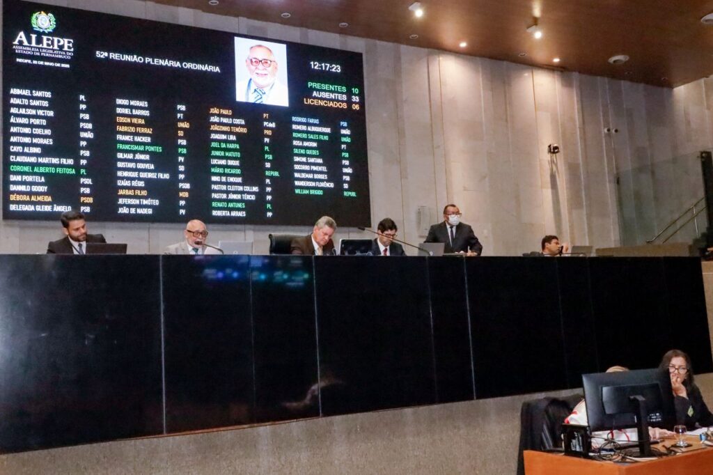 O placar eletrônico da sessão desta quinta-feira marcou a presença de apenas 10 deputados no plenário Foto: Roberto Soares/Alepe