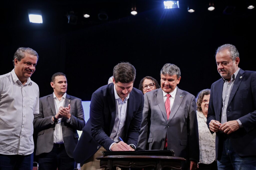 Prefeito João Campos e o ministro Wellington Dias assinaram acordos entre Recife e Governo Federal Foto Edson Holanda PCR