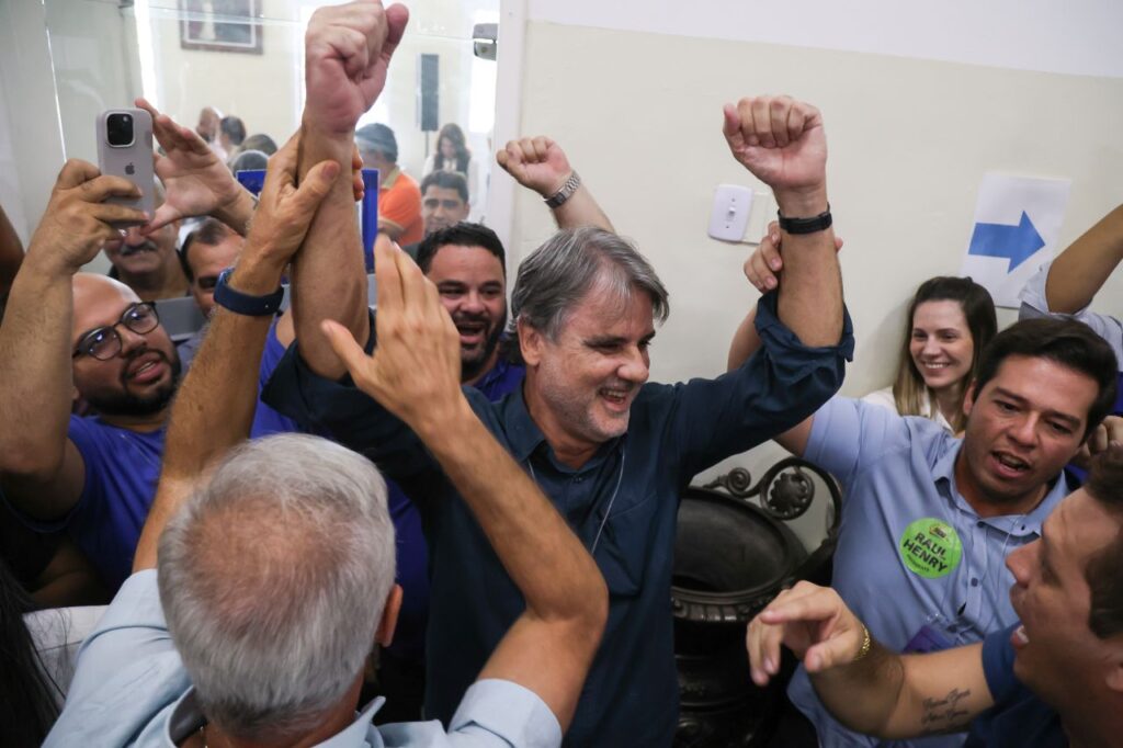 Reeleito presidente do MDB, Raul Henry foi muito festejado pelo aliados, depois de anunciada a vitória Foto: Divulgação