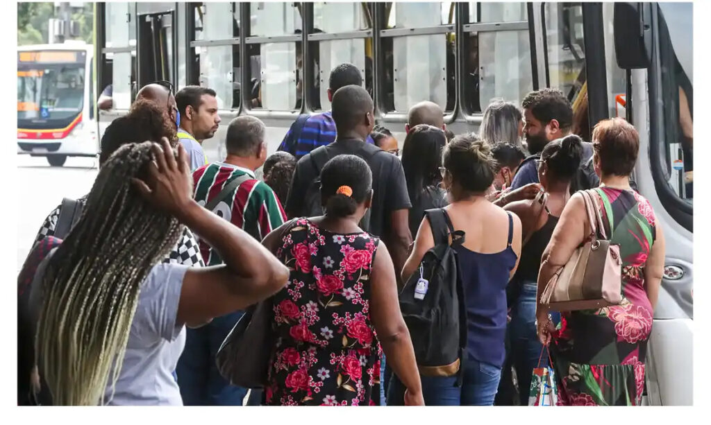 fila ônibus transporte público desemprego
