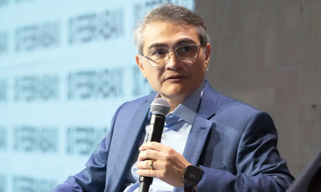 presidente da Federação Brasileira de Bancos (Febraban), Isaac Sidney, manifestou preocupação com o uso das apostas esportivas online, as chamadas bets, para a lavagem de dinheiro