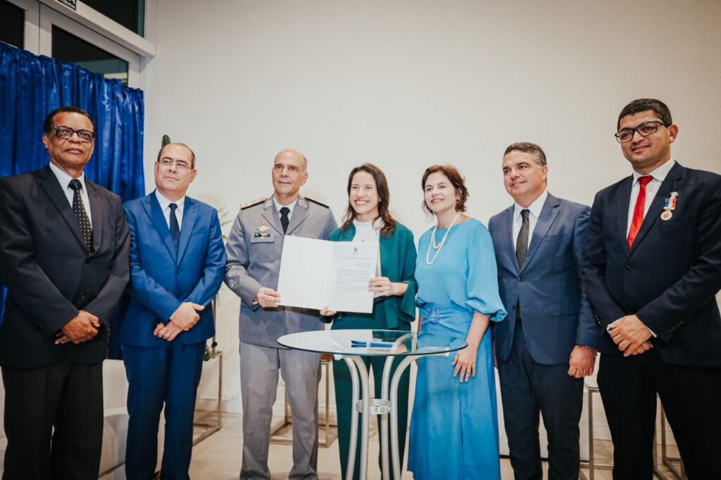A governadora Raquel Lyra assinou dois termos aditivos do acordo de cooperação que existe entre Pernambuco e o Exército Brasileiro para a instalação da escola Foto: Janaina Pepeu/Secom