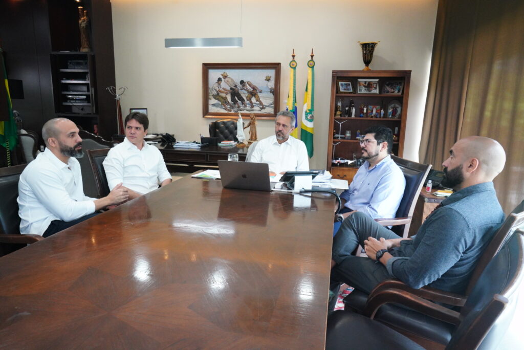 Irmãos empresários Hugo e Guilherme Quinderé anunciaram implantação da fábrica da Fef Calçados ao governador do Ceará, Elmano de Freitas