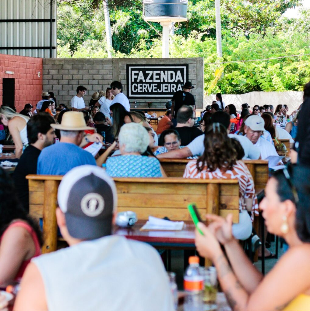 Fazenda Cervejeira une experiência de cultivo de lúpulo e restaurante 