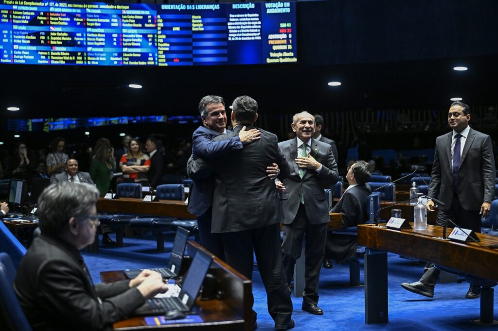 Presidente do Senado, Davi Alcolumbre, abraça o presidente do PP, Ciro Nogueira, após a aprovação do número de deputados federais Foto: Andressa Anholete/Agência Senado
