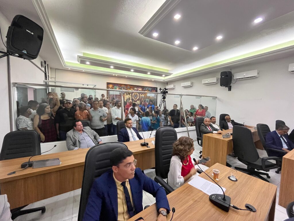 Multidão de apoiadores entoavam gritos em favor da prefeita Mirella Almeida