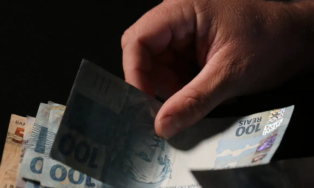 Dinheiro notas real inflação Selic Boletim Focus Banco Central Banco Master