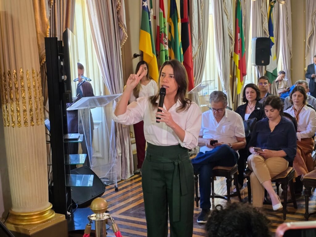 A governadora Raquel Lyra se disse preocupada com a fruticultura e com a questão do açúcar e disse acreditar que a sobretaxa será revista Foto: Márcio Didier