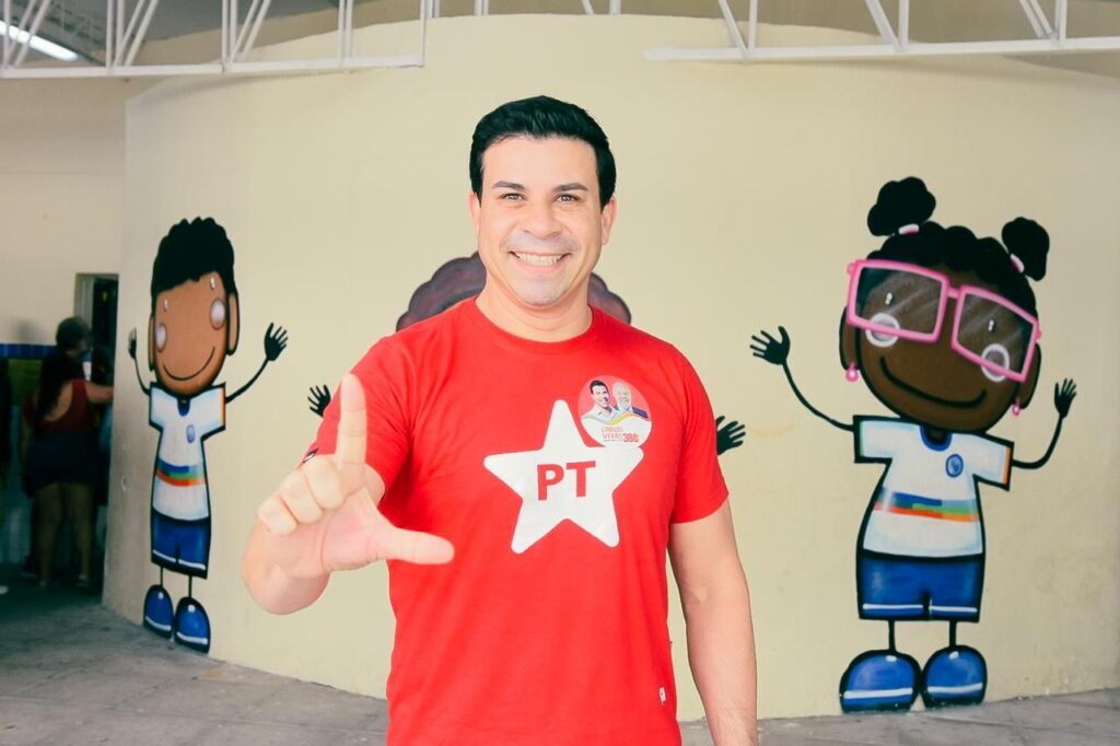 Antes mesmo de a apuração chegar ao fim, Carlos Veras foi declarado vencedor com mais de 90% dos votos Foto: Divulgação