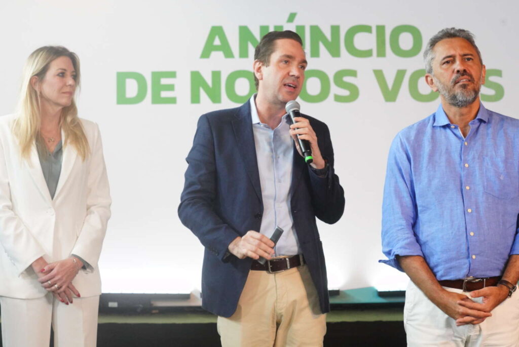 A representante da Gol Renata Domingues, o secretário Eduardo Bismarck e o governador Elmano de Freitas - Foto: Governo do Ceará/Divulgação