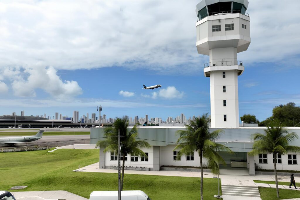 Nova torre de controle da Base Aérea do Recife centraliza o tráfego aéreo em todo o Nordeste, que recebe mais de 500 mil voos anuais, a partir de Pernambuco Foto: Agência Força Aérea