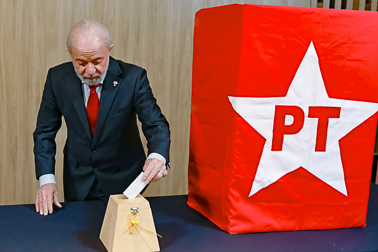 O PT providenciou uma urna para que o presidente Lula, que está participando do encontro dos Bricks, pudesse votaar no PED do partido Roto: Ricardo Stuckert/PR