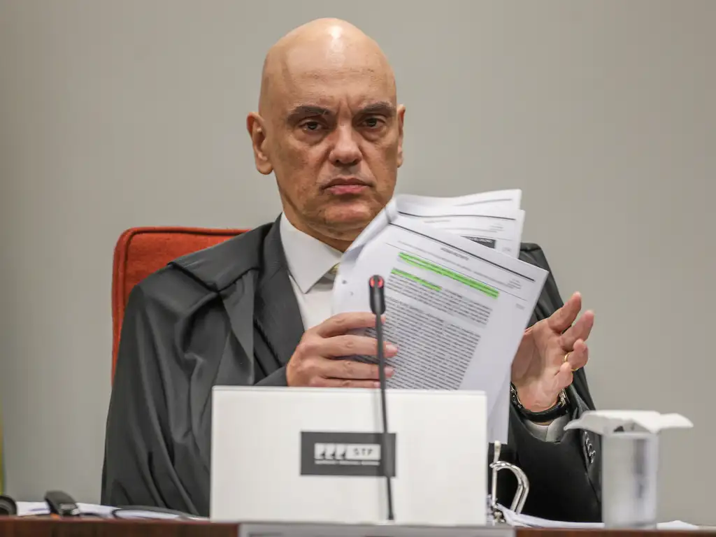 O ministro Alexandre Moraes afirmou que as condutas criminosas do ex-presidente Jair Bolsonaro ocorrem à luz do dia, em publicações em redes sociais Foto: Valter Campanato/Agência Brasil
