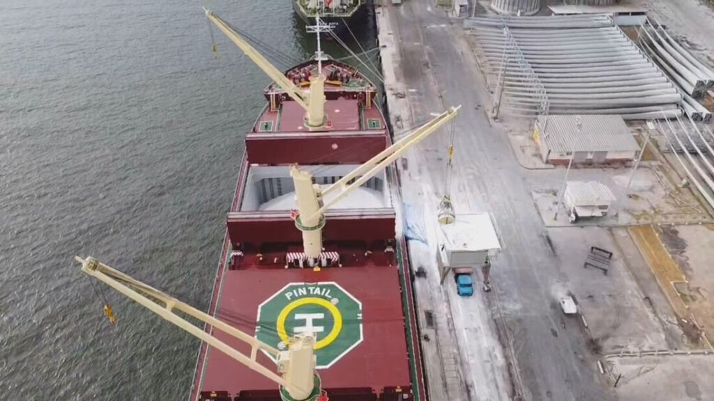 Descarga de fertilizantes no Porto do Recife