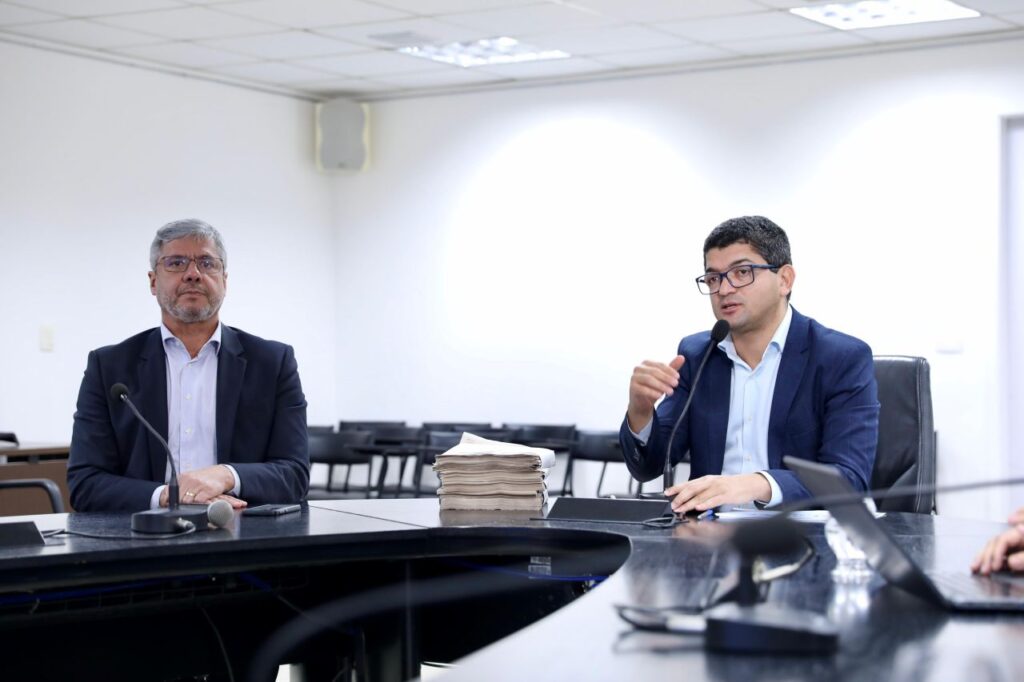 Secretário de Planejamento, Fabrício Marques (D) afirma que grupo de trabalho foi criado para simplificar os processos de execução das emendas Foto: Ed Machado/Seplag