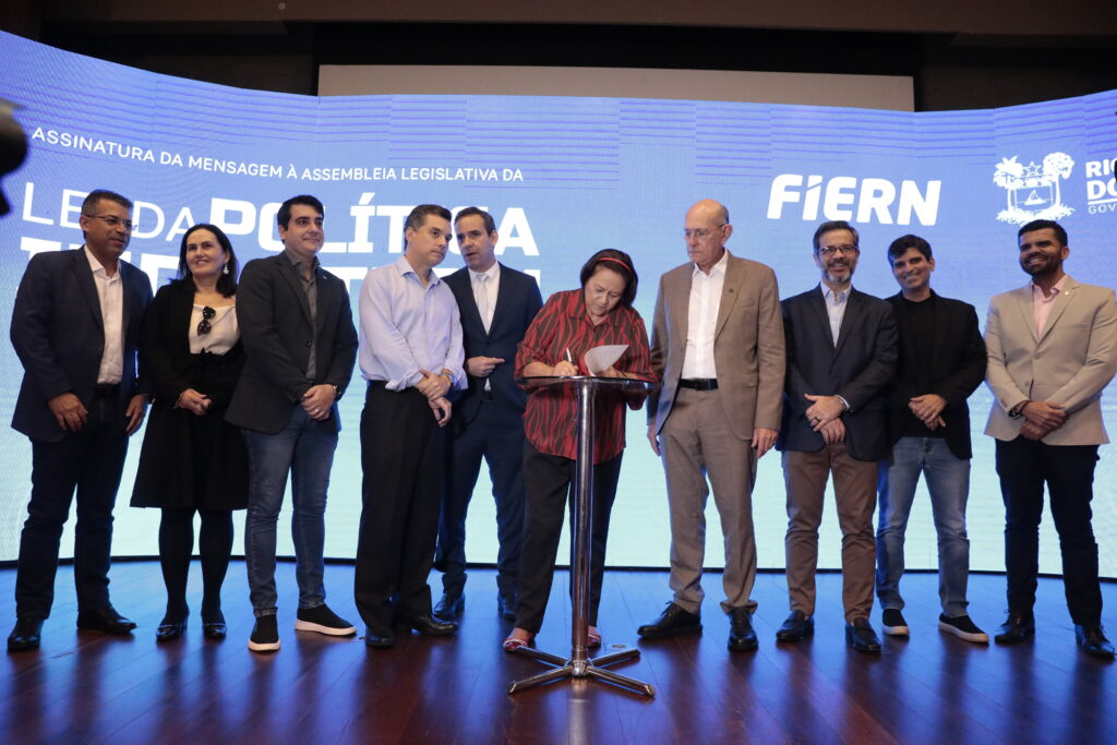 governadora do Rio Grande do Norte, Fátima Bezerra, o projeto de lei que cria a Política Industrial e o decreto que institui o programa RN + Moradia