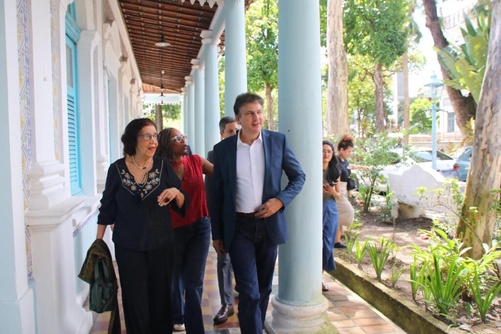 Ministro da Educação, Camilo Santana foi recebido pela presidente da Fundaj, Márcia Ângela Foto: Arthur Mota/Folha de Pernambuco