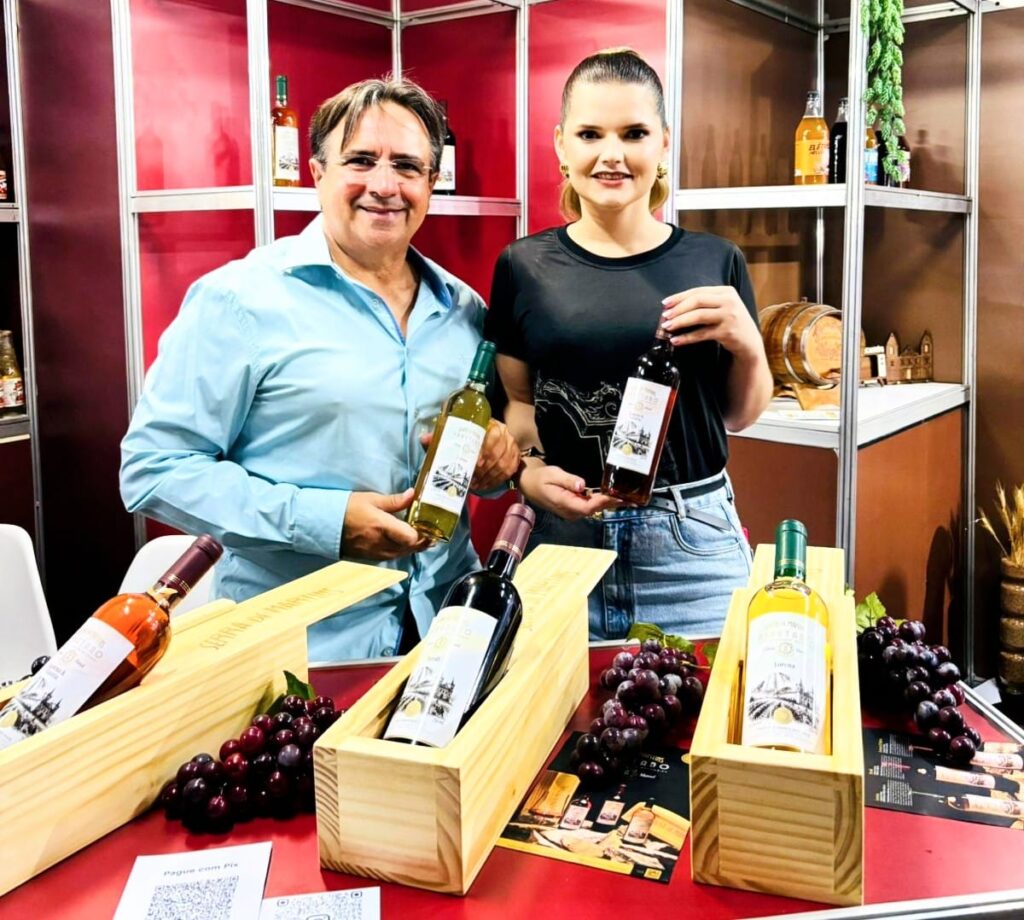 Casal Salismar Correia e Alice Monteiro apresenta os três vinhos com uvas cultivadas na cidade serrana potiguar de Martins. Foto: Sebrae-RN/Divulgação