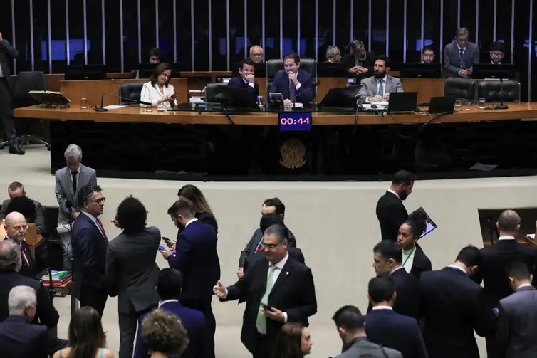 Câmara aprova urgência para isenção do IR de quem ganha até R$ 5 mil