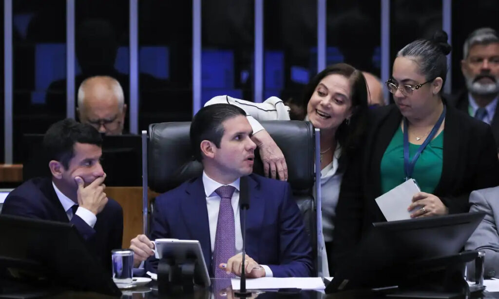 Câmara aprova urgência para isenção do IR de quem ganha até R$ 5 mil