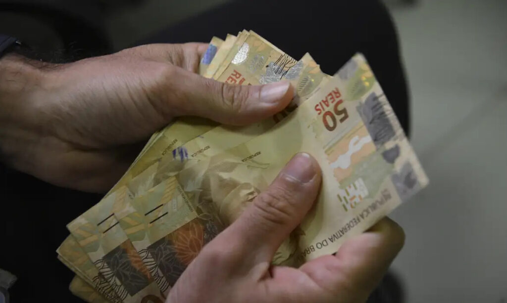 dinheiro notas real salário mínimo