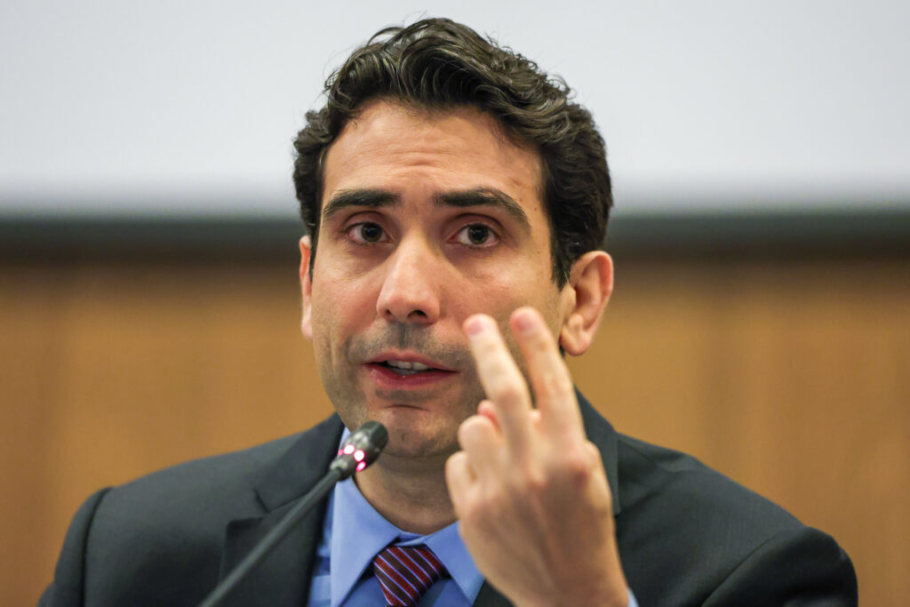 PIB O Presidente do Banco Central, Gabriel Galípolo, durante coletiva sobre medidas de reforço da segurança do Sistema Financeiro Nacional. Foto: Fabio Rodrigues-Pozzebom/ Agência Brasil