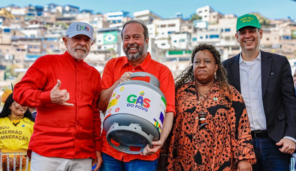 gás de cozinha Presidente da República, Luiz Inácio Lula da Silva, durante cerimônia de anúncio do Programa “Gás do Povo” no Campo do Najá, Aglomerado da Serra, em Belo Horizonte (MG). Foto: Ricardo Stuckert / PR