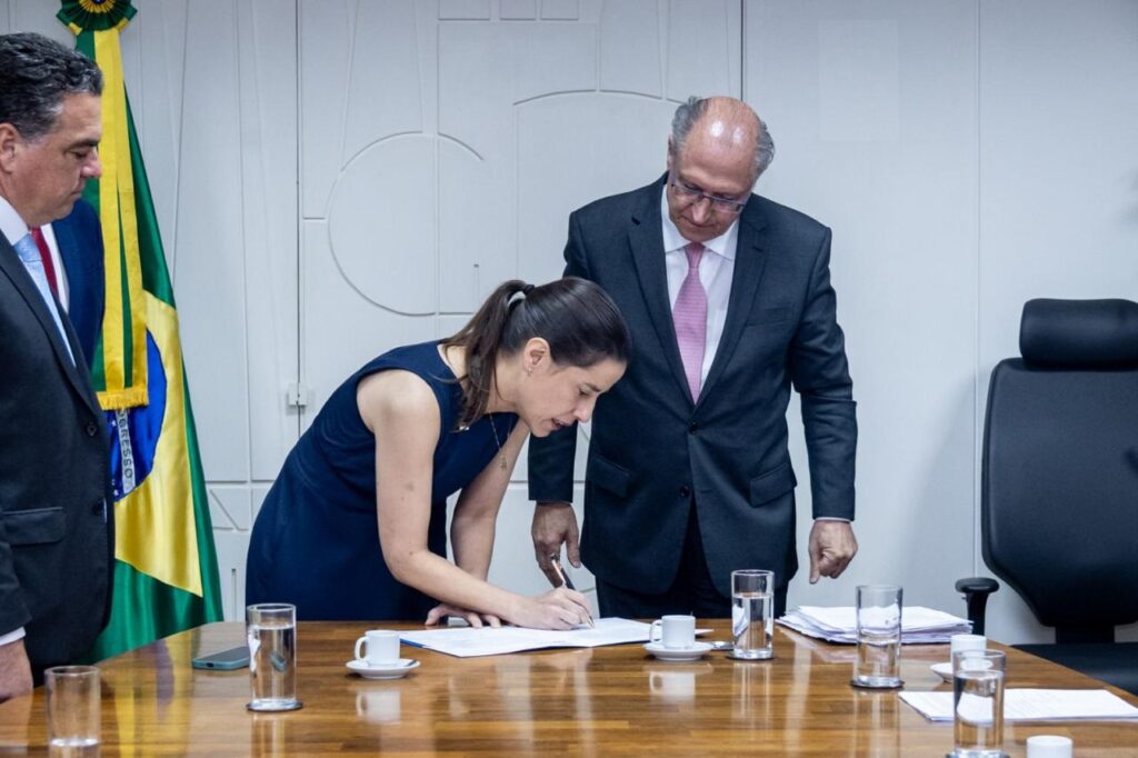 Raquel assina protocolo para ZPE
