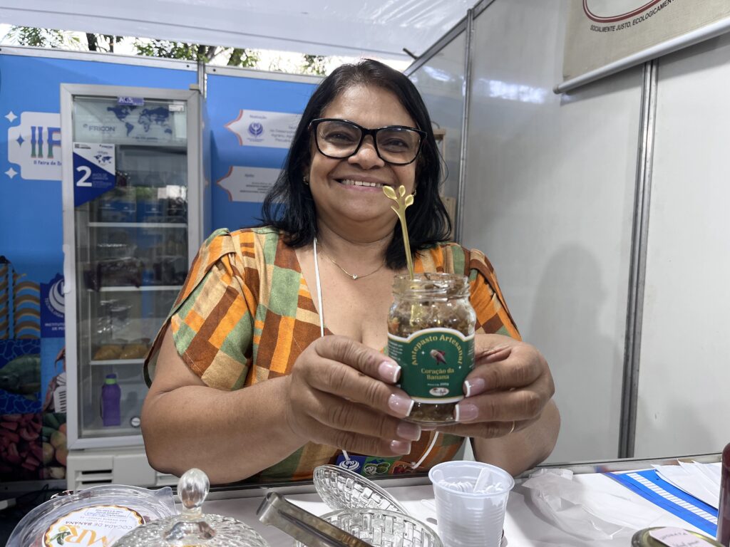 Fátima produziu caponata e antepasto a partir do “coração” da bananeira e espera boas vendas na Feneaf. Foto: Allan Petterson/Movimento Econômico 