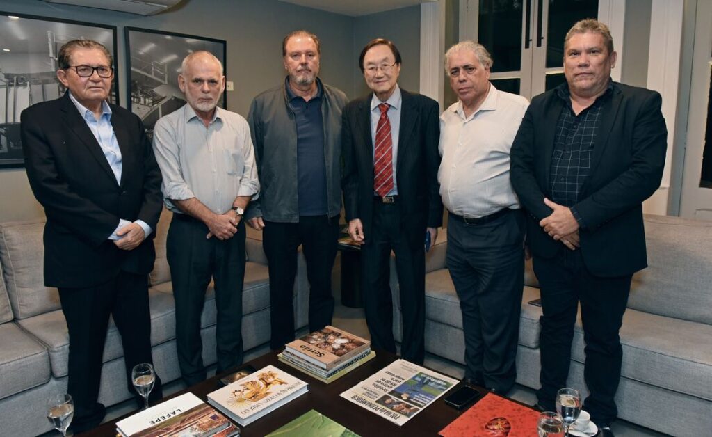 Em visita à Folha de Pernambuco, nesta quinta, Charles Tang destacou potencial da relação comercial entre os dois países - Foto: Paullo Allmeida/Folha de Pernambuco