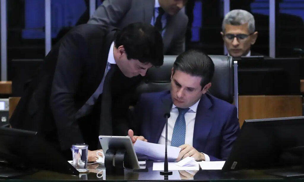 O relator da PEC da Blindagem, deputado Claudio Cajado (PP-BA), apresentou proposta e o presidente da Câmara dos Deputados, Hugo Motta (Republicanos-PB), acatou volta do voto secreto. Foto: Lula Marques/Agência Brasil